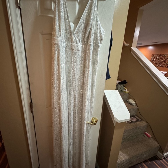 Elegant Green Evening Gown - Picture 3 of 5